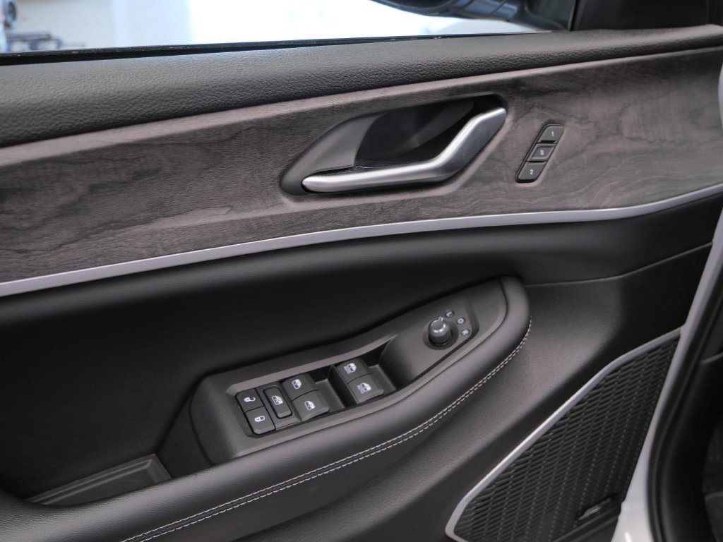 Used 2023 Jeep Grand Cherokee Limited AWD/4WD image 19