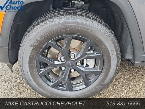 Used 2024 Jeep Grand Cherokee L Altitude AWD/4WD image 9