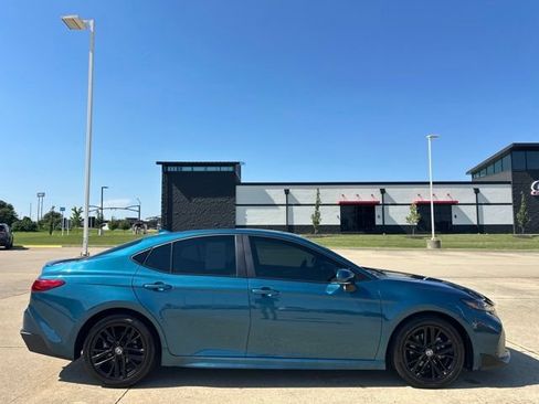 Used 2025 Toyota Camry SE w/ Convenience Package FWD image 3