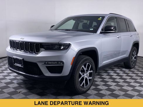 Used 2025 Jeep Grand Cherokee Limited AWD/4WD image 17