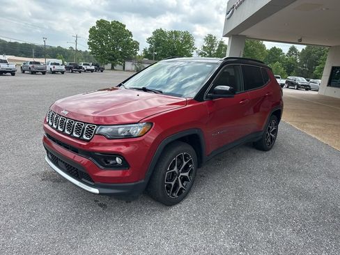 Used 2025 Jeep Compass Limited AWD/4WD image 3