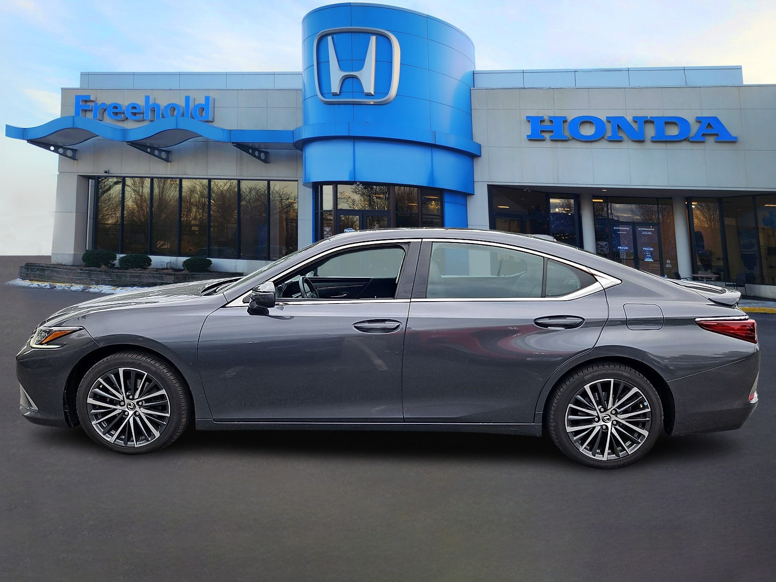 Used 2022 Lexus ES 350 w/ Premium Package FWD image 4