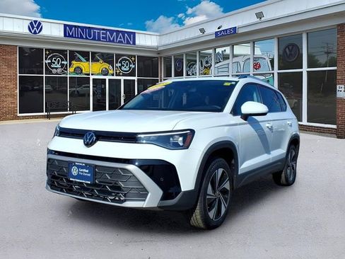 Certified 2025 Volkswagen Taos SE w/ Panoramic Sunroof Package AWD/4WD image 1