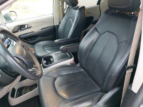 Used 2022 Chrysler Pacifica Touring-L image 12