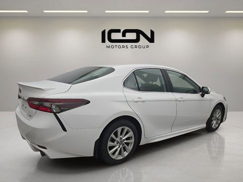 Used 2024 Toyota Camry SE FWD image 2