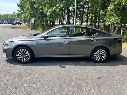 Used 2025 Nissan Altima 2.5 SV FWD image 6