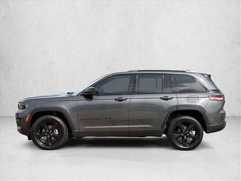 Used 2022 Jeep Grand Cherokee Altitude AWD/4WD image 9