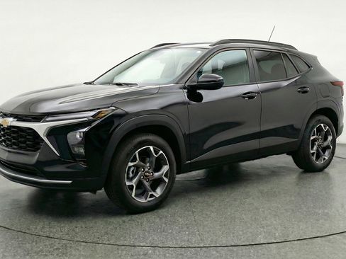 Used 2025 Chevrolet Trax LT w/ LT Convenience Package image 3