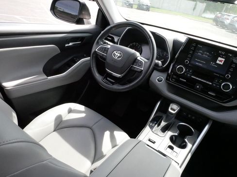 Certified 2021 Toyota Highlander XLE FWD image 9