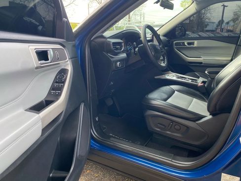 Used 2022 Ford Explorer XLT w/ Equipment Group 202A image 9