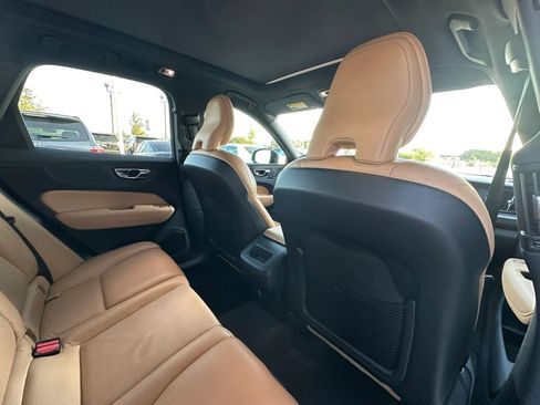 Used 2019 Volvo XC60 T5 Momentum w/ Multimedia Package FWD image 18