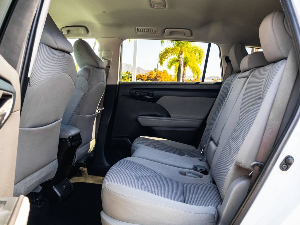 Used 2022 Toyota Highlander LE FWD image 13