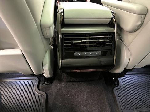 Used 2025 Land Rover Range Rover Sport SE image 17