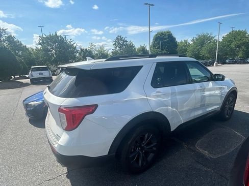 Used 2022 Ford Explorer XLT w/ Equipment Group 202A AWD/4WD image 7