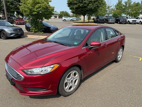 Used 2018 Ford Fusion SE FWD image 2