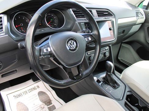 Used 2018 Volkswagen Tiguan SE w/ Panoramic Sunroof Package image 9
