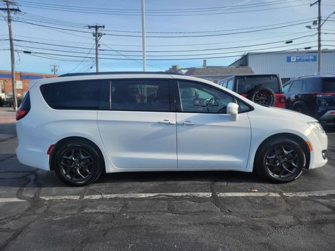 Used 2019 Chrysler Pacifica Touring-L w/ S Appearance Package image 6