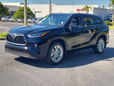 Certified 2026 Toyota Highlander Limited AWD/4WD image 3