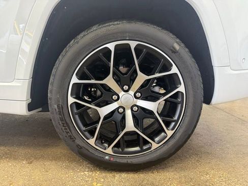 New 2025 Jeep Grand Cherokee Summit image 21