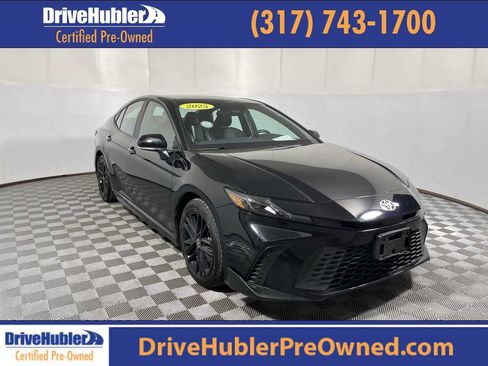 Used 2025 Toyota Camry SE FWD image 1