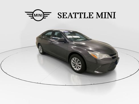 Used 2016 Toyota Camry LE FWD image 2