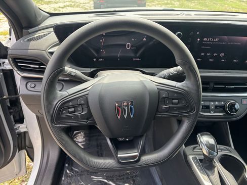 Used 2025 Buick Envista Preferred FWD image 29