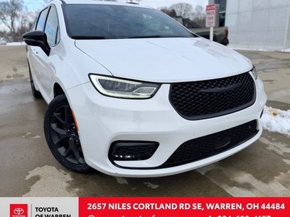 Used 2024 Chrysler Pacifica Touring-L w/ Uconnect Theater Family Group