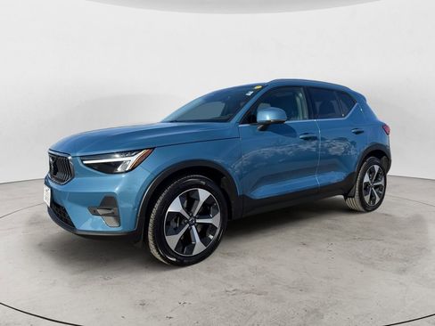 Certified 2025 Volvo XC40 B5 Plus image 2