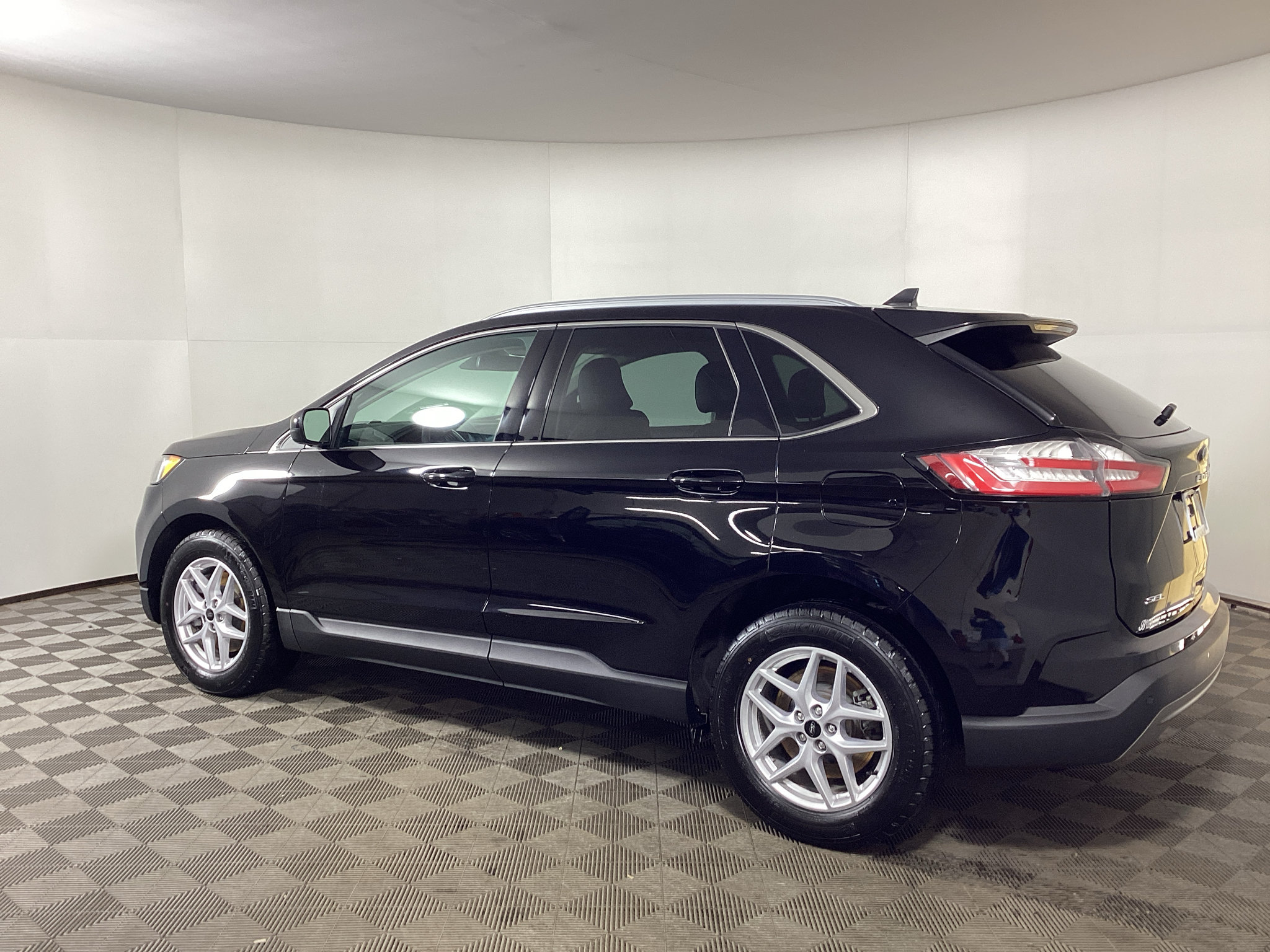 Certified 2024 Ford Edge SEL w/ Convenience Package AWD/4WD image 4