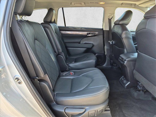 Used 2023 Toyota Highlander Platinum AWD/4WD image 19