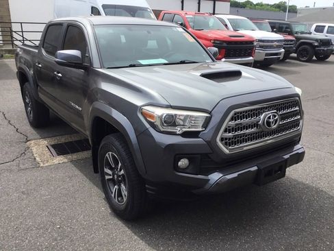 Used 2016 Toyota Tacoma TRD Sport w/ Towing Package AWD/4WD image 2