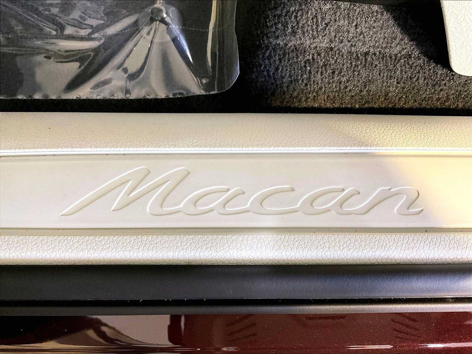 Certified 2024 Porsche Macan AWD/4WD image 19