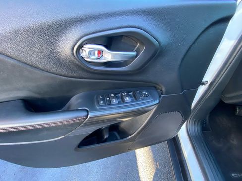 Used 2017 Jeep Cherokee Trailhawk image 39