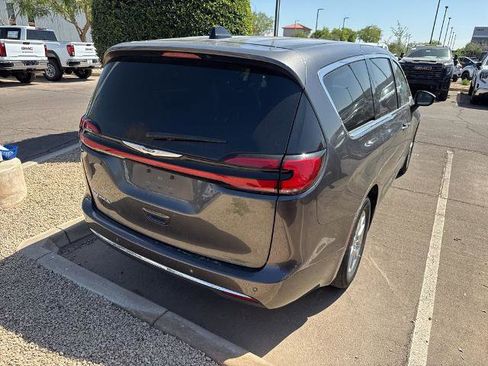 Used 2023 Chrysler Pacifica Touring-L image 3
