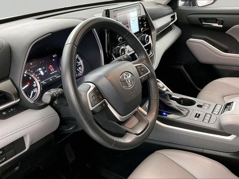 Used 2022 Toyota Highlander XLE AWD/4WD image 15