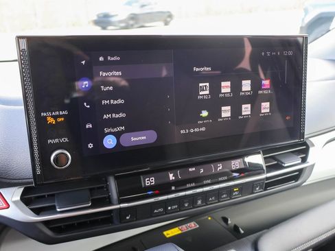 Used 2025 Toyota Sienna XLE FWD image 3
