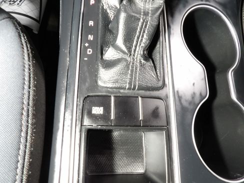 Used 2017 Kia Sorento LX Sport Utility 4D image 15