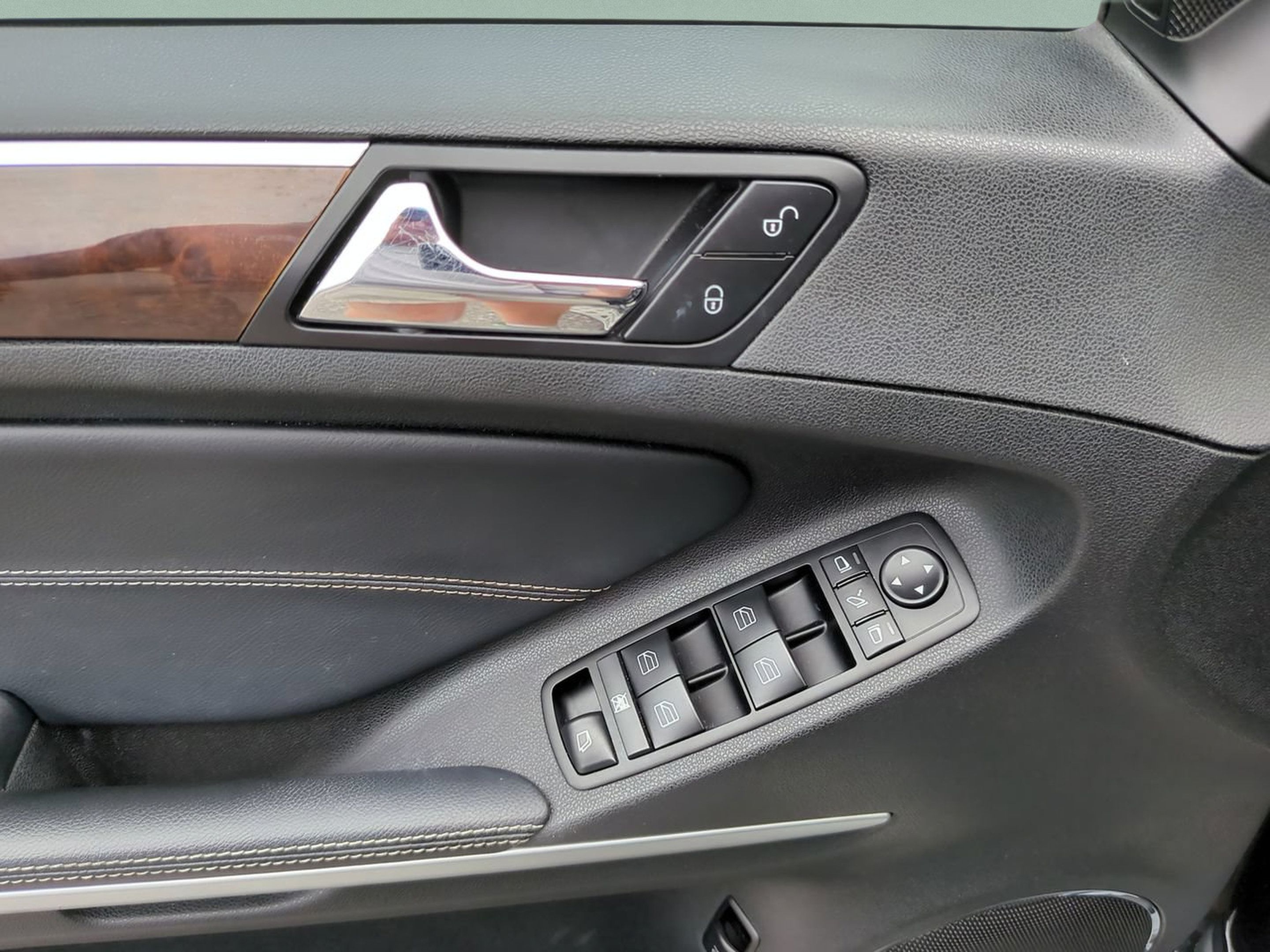 Used 2011 Mercedes-Benz GL 550 4MATIC image 17