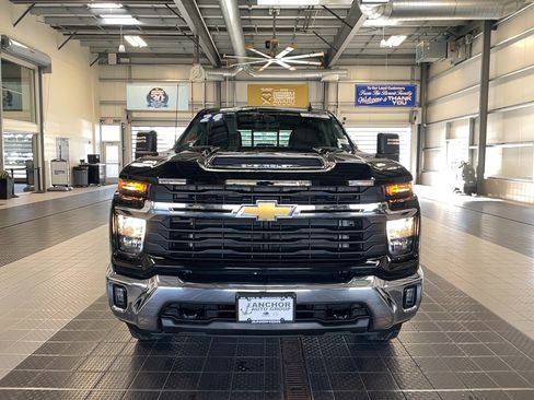 Used 2024 Chevrolet Silverado 2500 LT w/ Convenience Package image 2