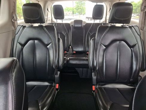 Used 2023 Chrysler Pacifica Touring-L FWD image 20