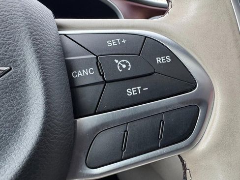 Used 2017 Chrysler Pacifica Limited image 20