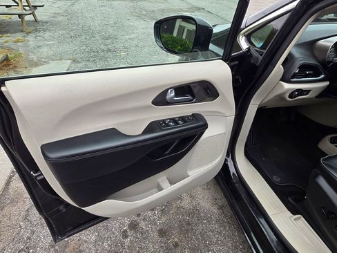 Used 2017 Chrysler Pacifica Limited image 11