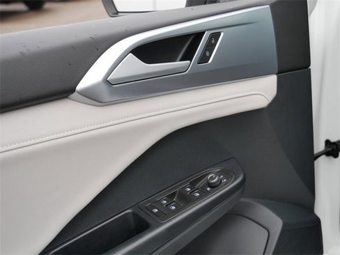 Certified 2025 Volkswagen Taos SE image 16