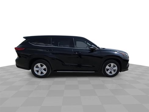 Used 2022 Toyota Highlander L FWD image 9