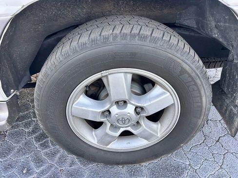 Used 2005 Toyota Land Cruiser image 37