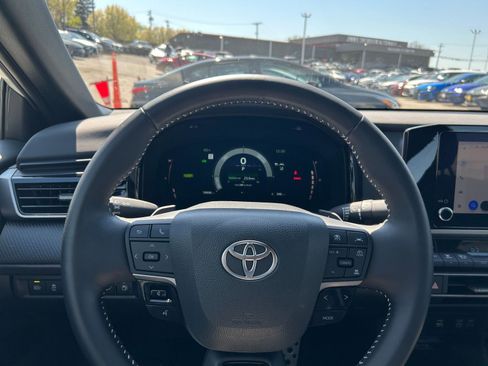Used 2025 Toyota Camry SE image 29