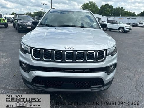 Used 2024 Jeep Compass Latitude AWD/4WD image 3