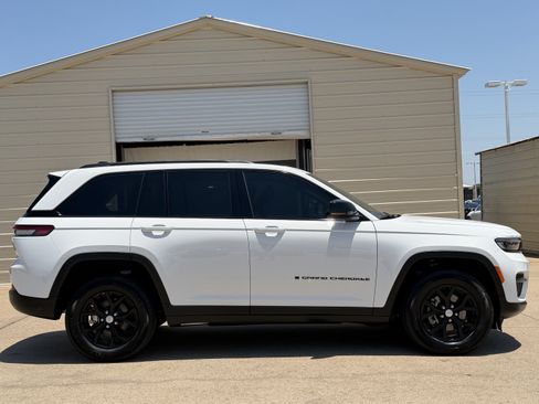 Used 2025 Jeep Grand Cherokee Altitude RWD image 8
