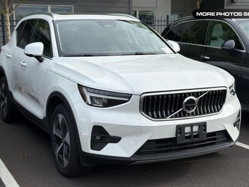 Used 2025 Volvo XC40 B5 Plus image 1