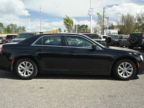 Used 2020 Chrysler 300 Touring image 16
